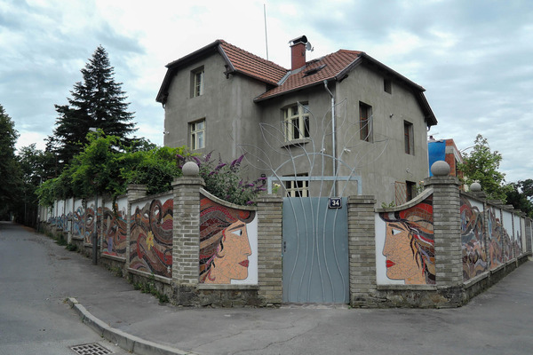Zděný plot u rodinného domu, Praha 4, 2019